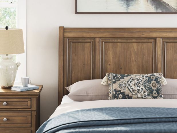 Picture of Vandenmore King Sleigh Bed