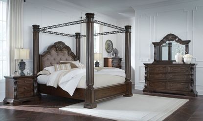 Picture of Maylee Queen Canopy Bedroom Set